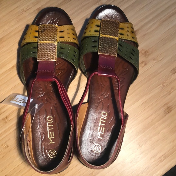 Vintage-style Peep Toe Flat Sandals - Picture 2 of 2